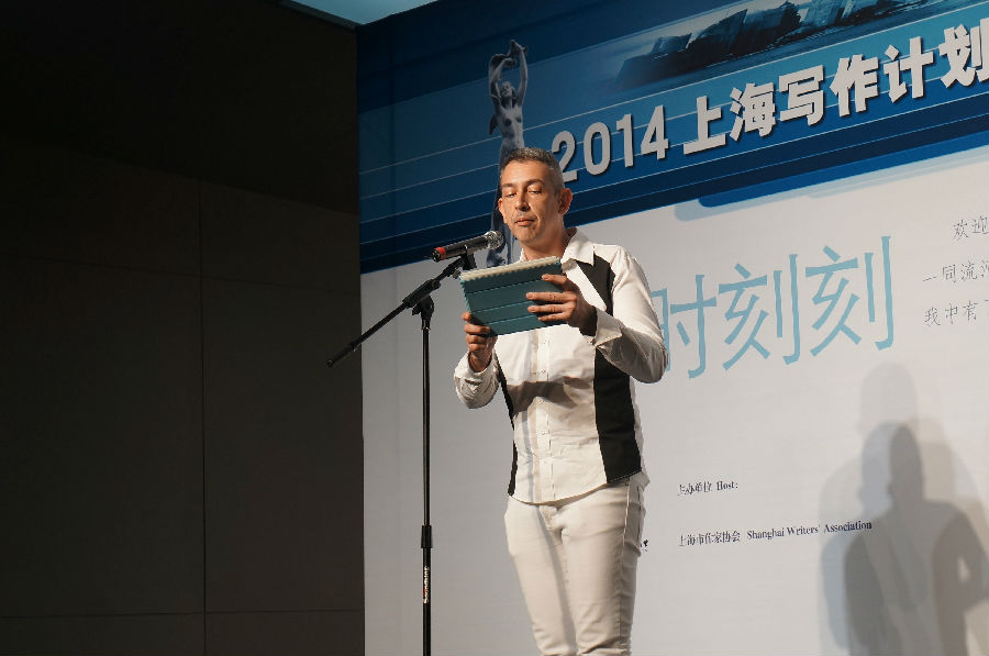 阿根廷作家恩里克朗讀《咒語》