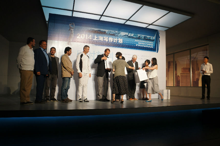 駐市作家獲贈上海作家英文版圖書